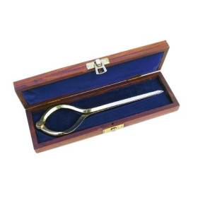 Box with compasses lyre tips dry